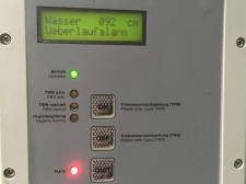 Die rote Alarmdiode blinkt und die Steuerung piepst